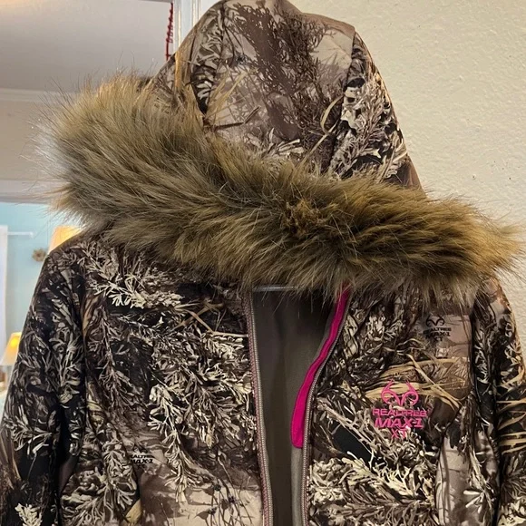 Woman’s Realtree Max-1 XT Camouflage Jacket with Detachable Fur Lined Hood - Picture 3 of 7